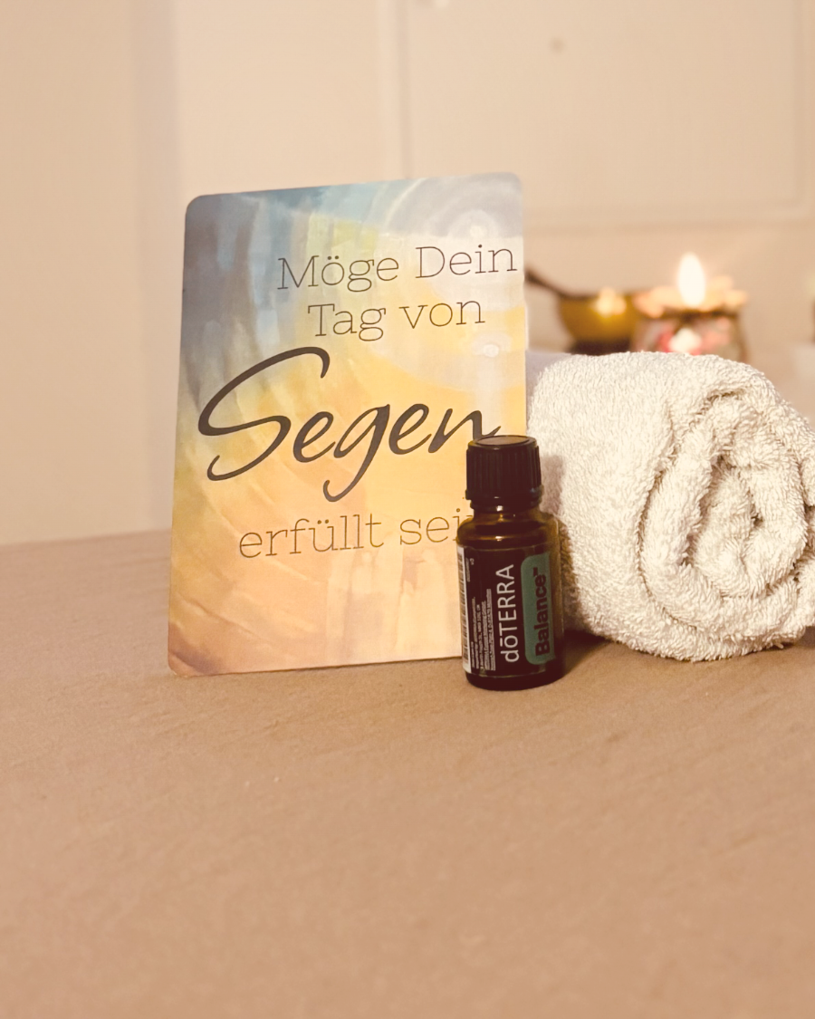 Massageliege mit Handtuch, doTERRA Öl und Segenskarte im Raum von Tina Held